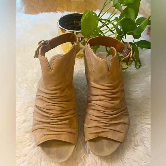 Earthier, leather upper very comfortable wedge heal, open toe shoe. - Picture 7 of 8